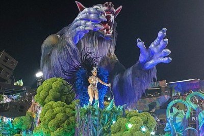 <p>O desfile da Imperatriz Leopoldinense em 15/02, no Sambódromo do Rio, chamou atenção, entre outras coisas, pela impactante alegoria de lobisomem. O elemento cenográfico de 20 metros e com 4 toneladas 	</p>
<li>surpreendeu o público pela grandiosidade e pelos detalhes realistas na avenida.<br />
 -  (crédito: Mônica Sá Arquivo pessoal )