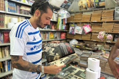 Dono de banca distribui papel higi&ecirc;nico para mulheres durante a folia em BH 
 -  (crédito: Qu&eacute;ren Hapuque/EM/D.A.Press)