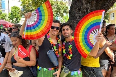 Foli&otilde;es aguardam Lu&iacute;sa Sonza e improvisam "show de leques" no Bloco dos G&ecirc;meos. -  (crédito: Wellington Barbosa/EM/D.A Press)