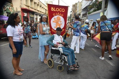 Milton Moreira de Souza, de 87 anos, curte o bloco Le&atilde;o da Lagoinha, que costumava curtir na d&eacute;cada de 70 -  (crédito: Ramon Lisboa/EM/D.A.Press)