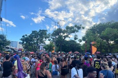 Foli&otilde;es marcam presen&ccedil;a no Bloco Swing Safado, na Avenida dos Andradas.  -  (crédito: Wellington Barbosa/EM/D.A Press)