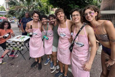 Tabuleiro improvisado rapidamente virou ponto de curiosidade -  (crédito: Qu&eacute;ren Hapuque/EM/D.A Press)