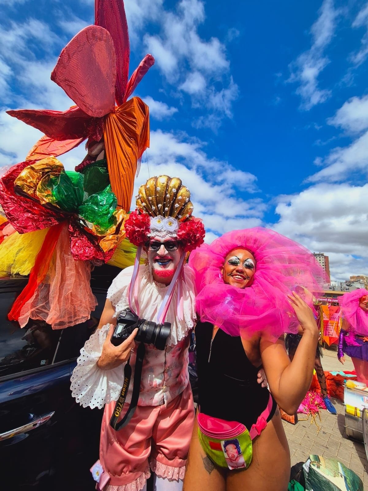 Um lindo c&eacute;u azul esteve sob os foli&otilde;es na manh&atilde; desta segunda (16/2)