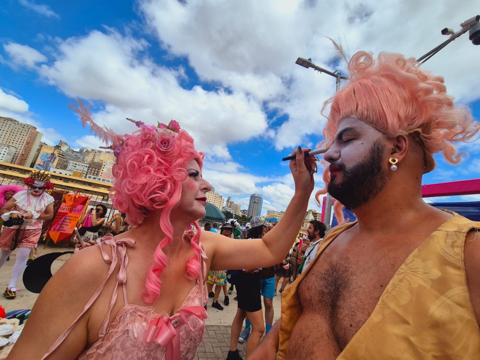 Foli&otilde;es se preparando no decorrer do cortejo 