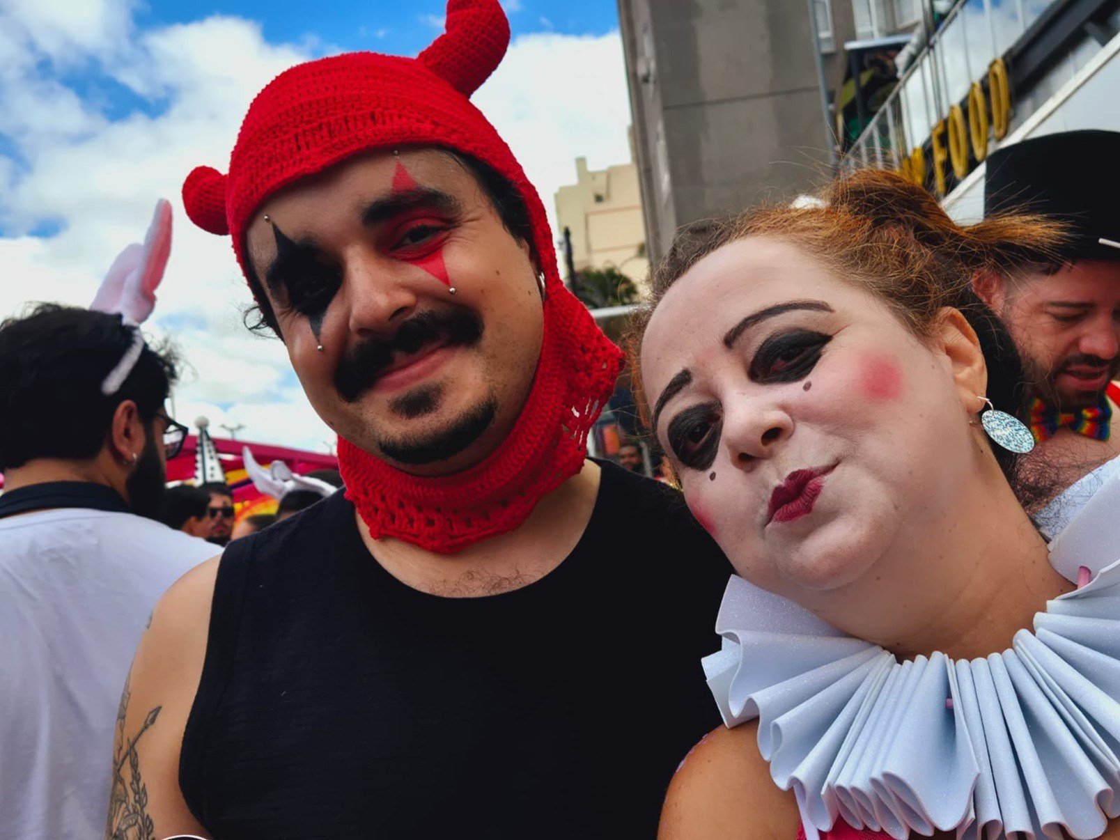 Fantasias de tudo quanto &eacute; tipo foram vistas espalhadas pelo bloco