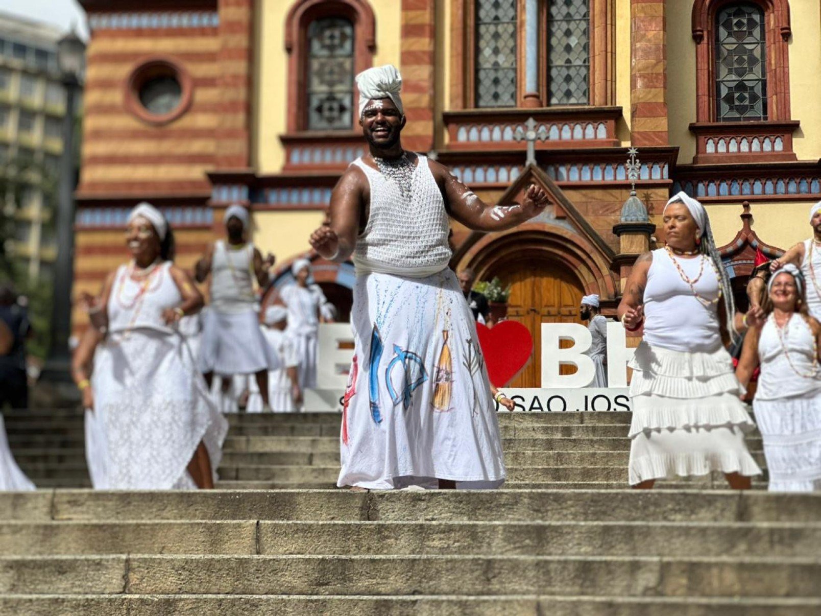 Antes mesmo de o trio ganhar a Avenida Afonso Pena, no Centro de Belo Horizonte, o cortejo do bloco Baianas Ozadas cumpre seu rito mais sagrado: a lavagem das escadarias da Igreja S&atilde;o Jos&eacute;-Qu&eacute;ren Hapuque/EM/DA Press