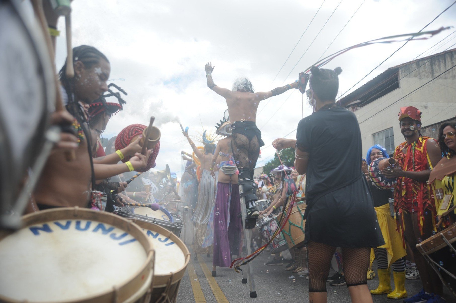 Desfile anima a segunda-feira da festa em BH