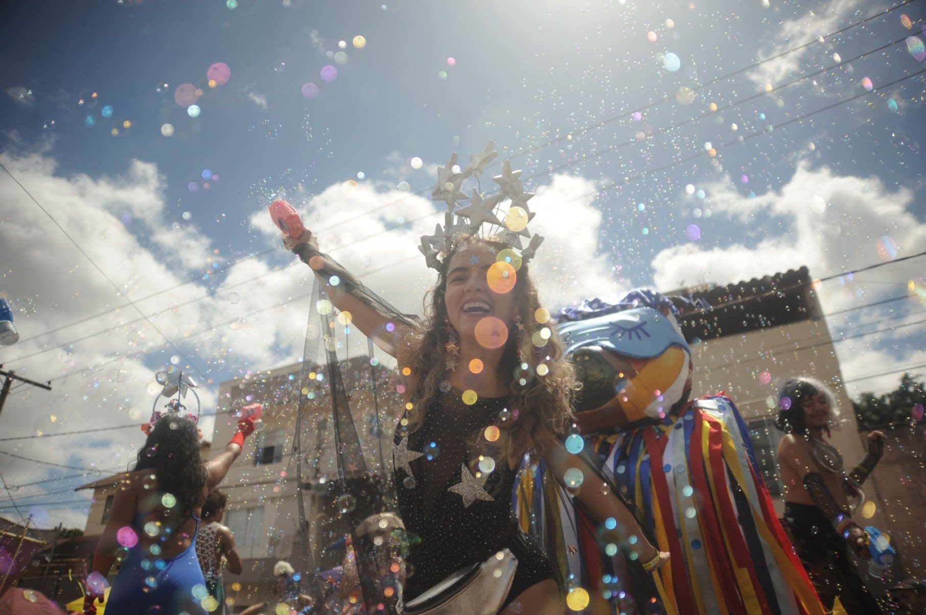 Desfile anima a segunda-feira da festa em BH