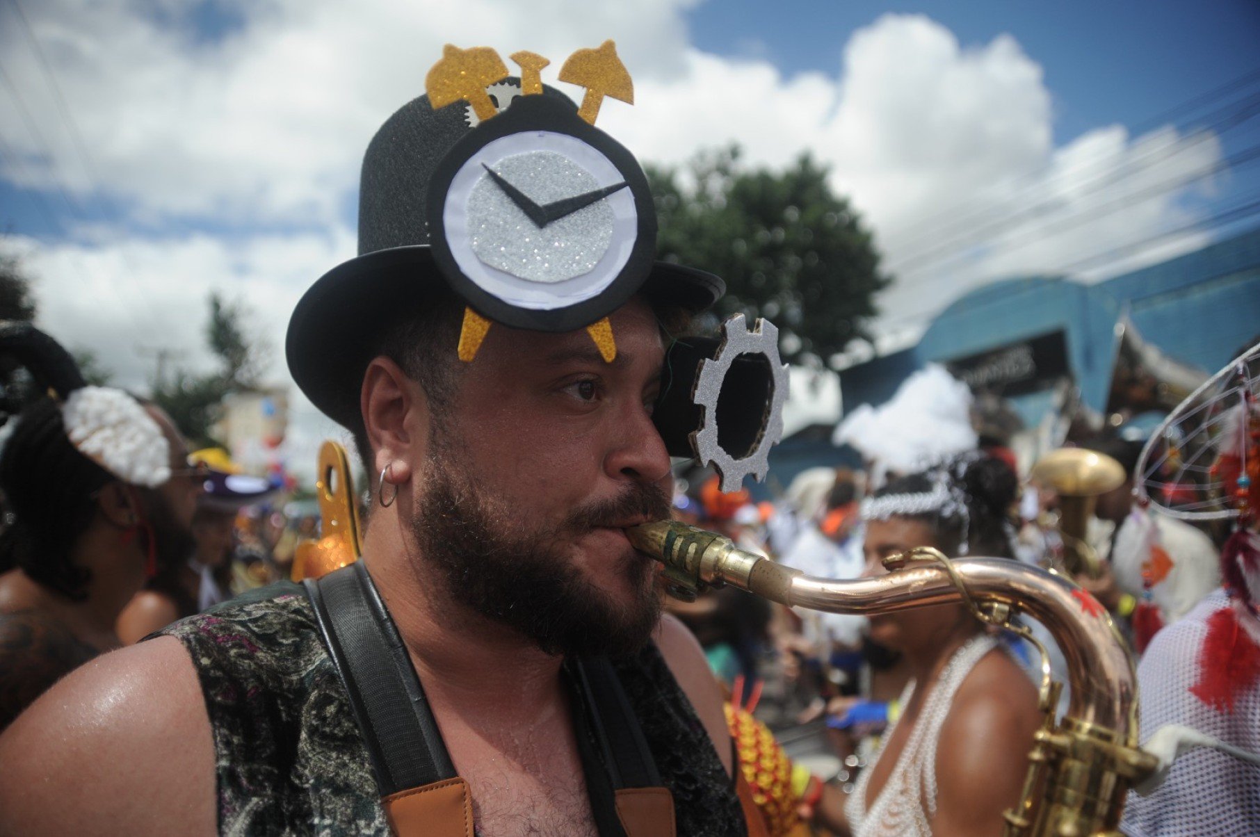 Desfile anima a segunda-feira da festa em BH