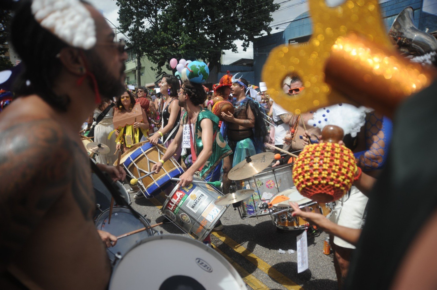 Desfile anima a segunda-feira da festa em BH