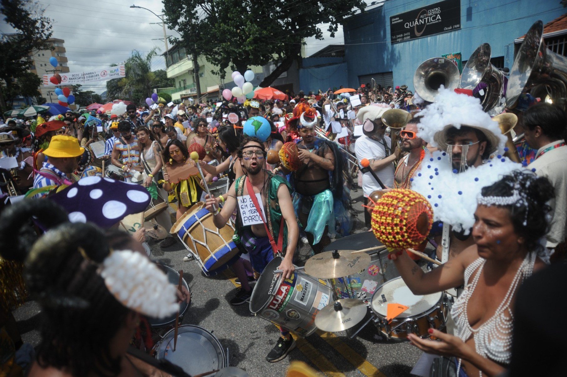 Desfile anima a segunda-feira da festa em BH