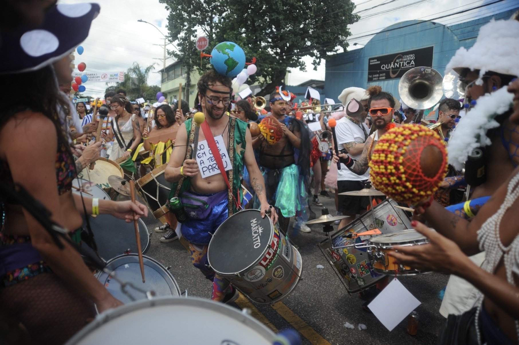 Desfile anima a segunda-feira da festa em BH