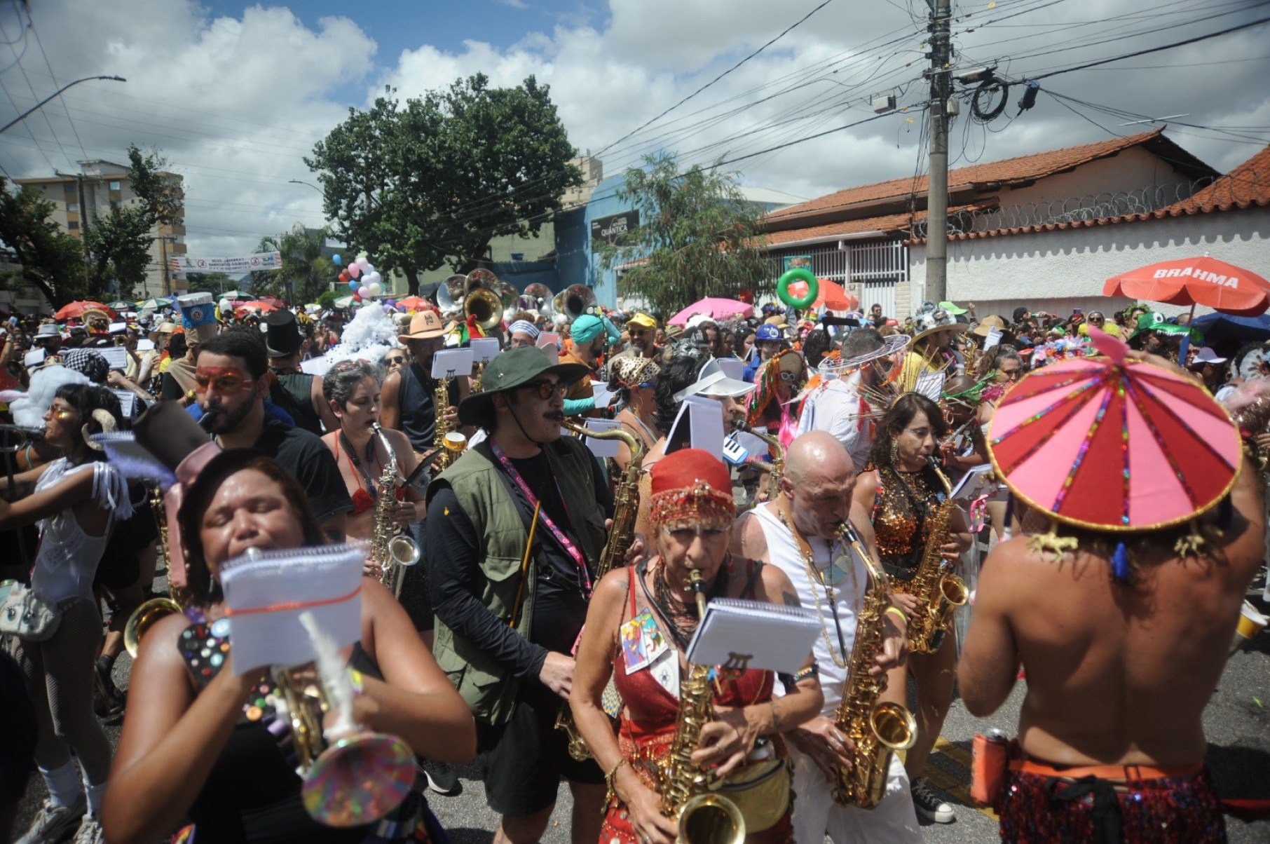Desfile anima a segunda-feira da festa em BH