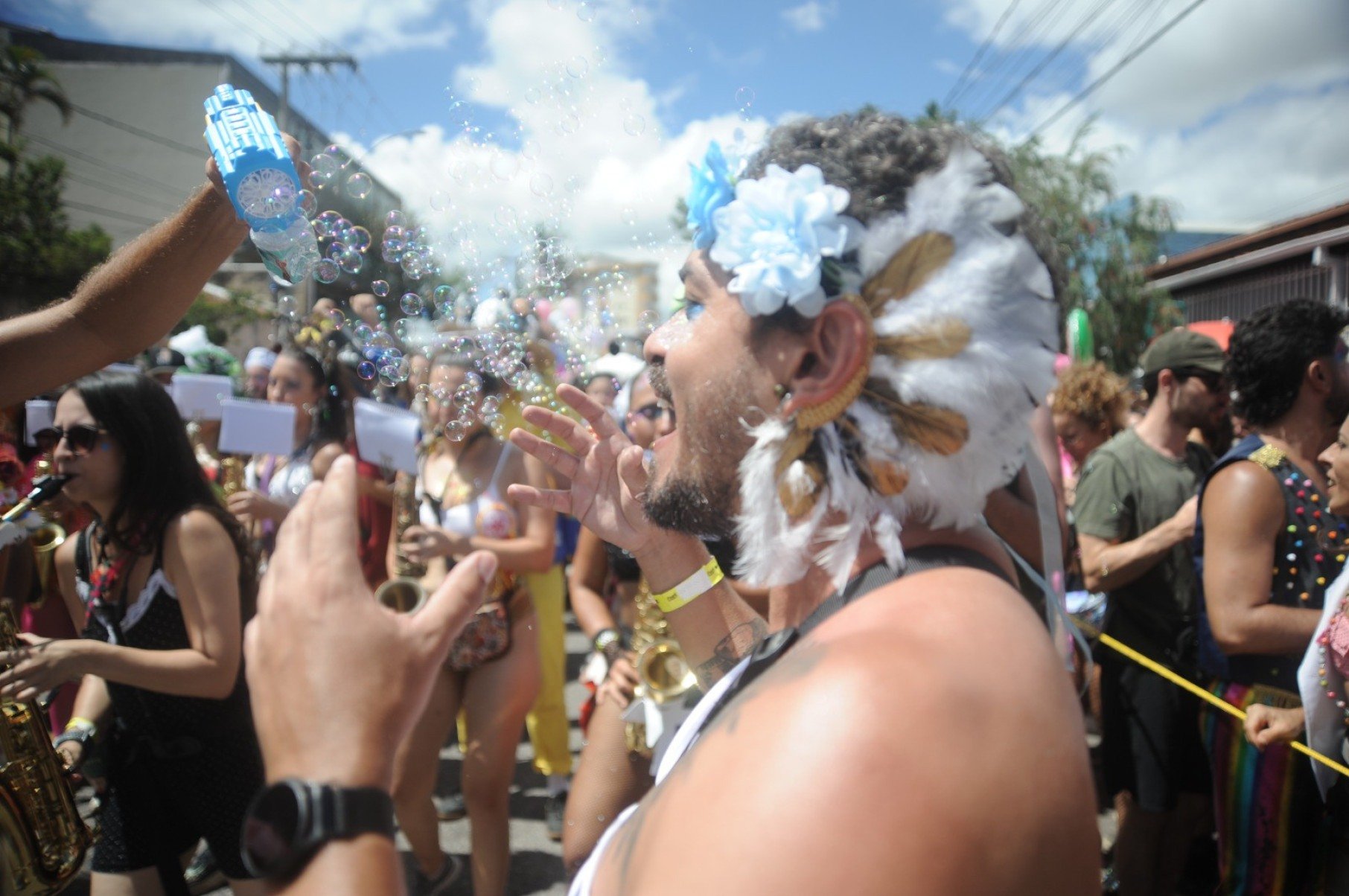 Desfile anima a segunda-feira da festa em BH