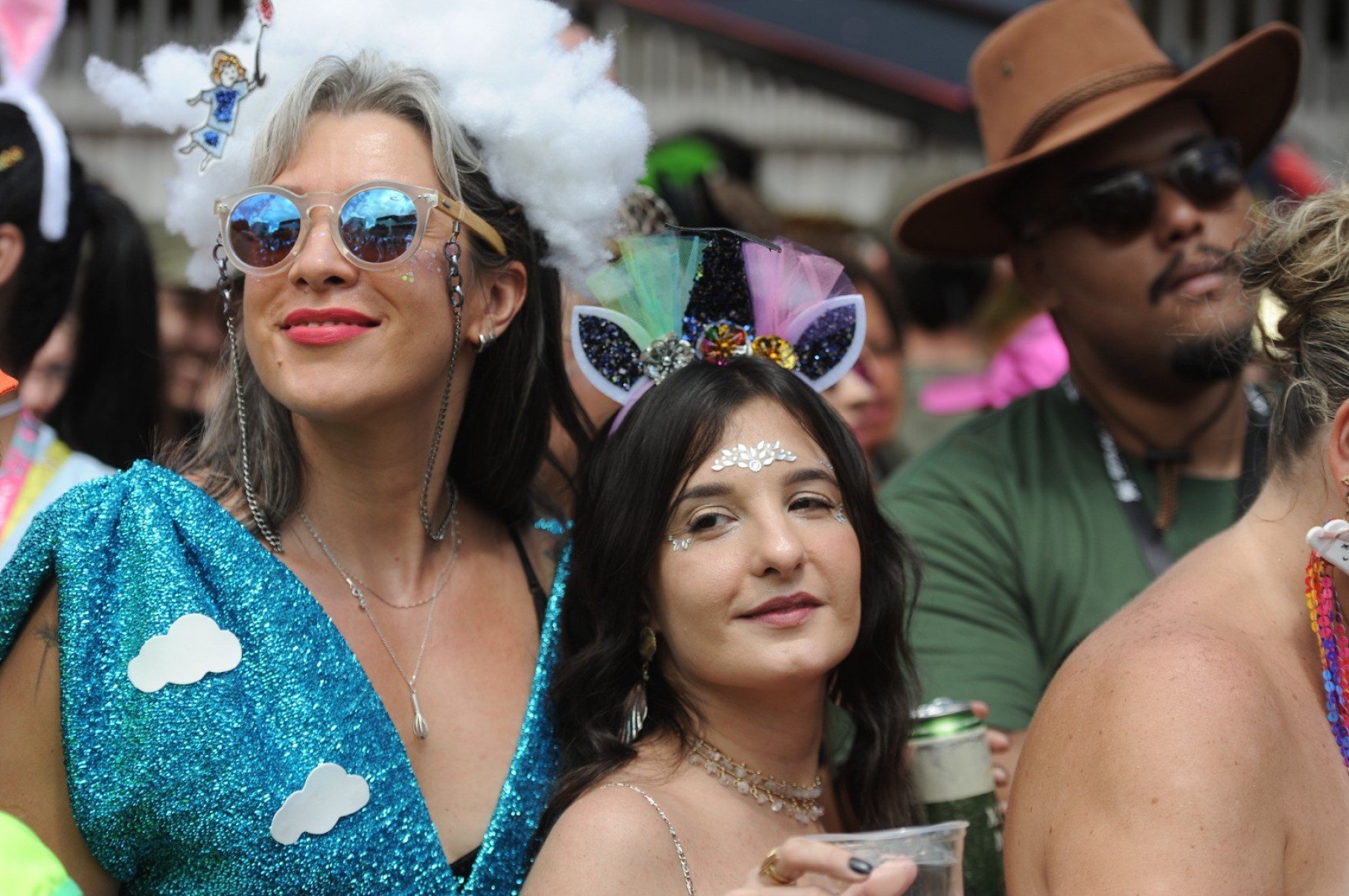 Desfile anima a segunda-feira da festa em BH