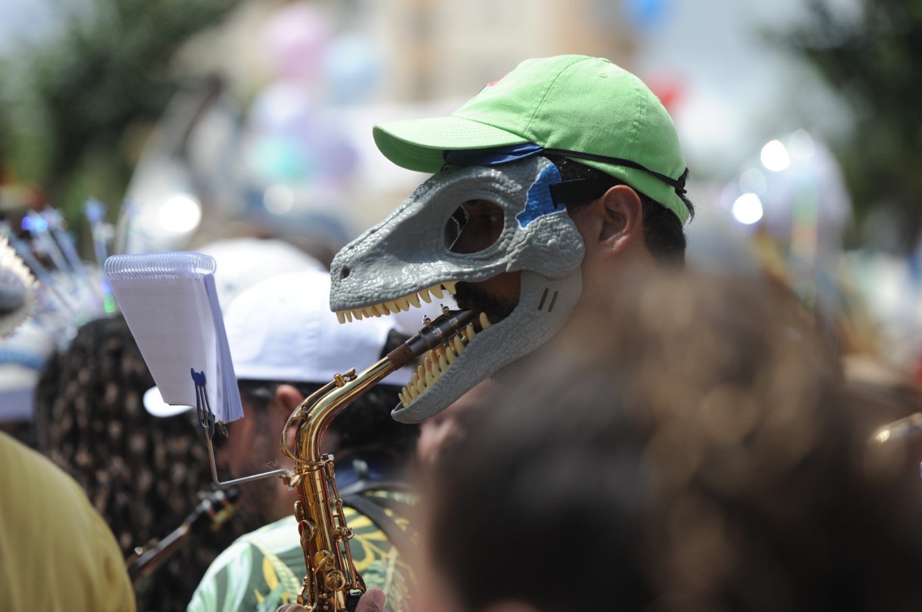 Desfile anima a segunda-feira da festa em BH