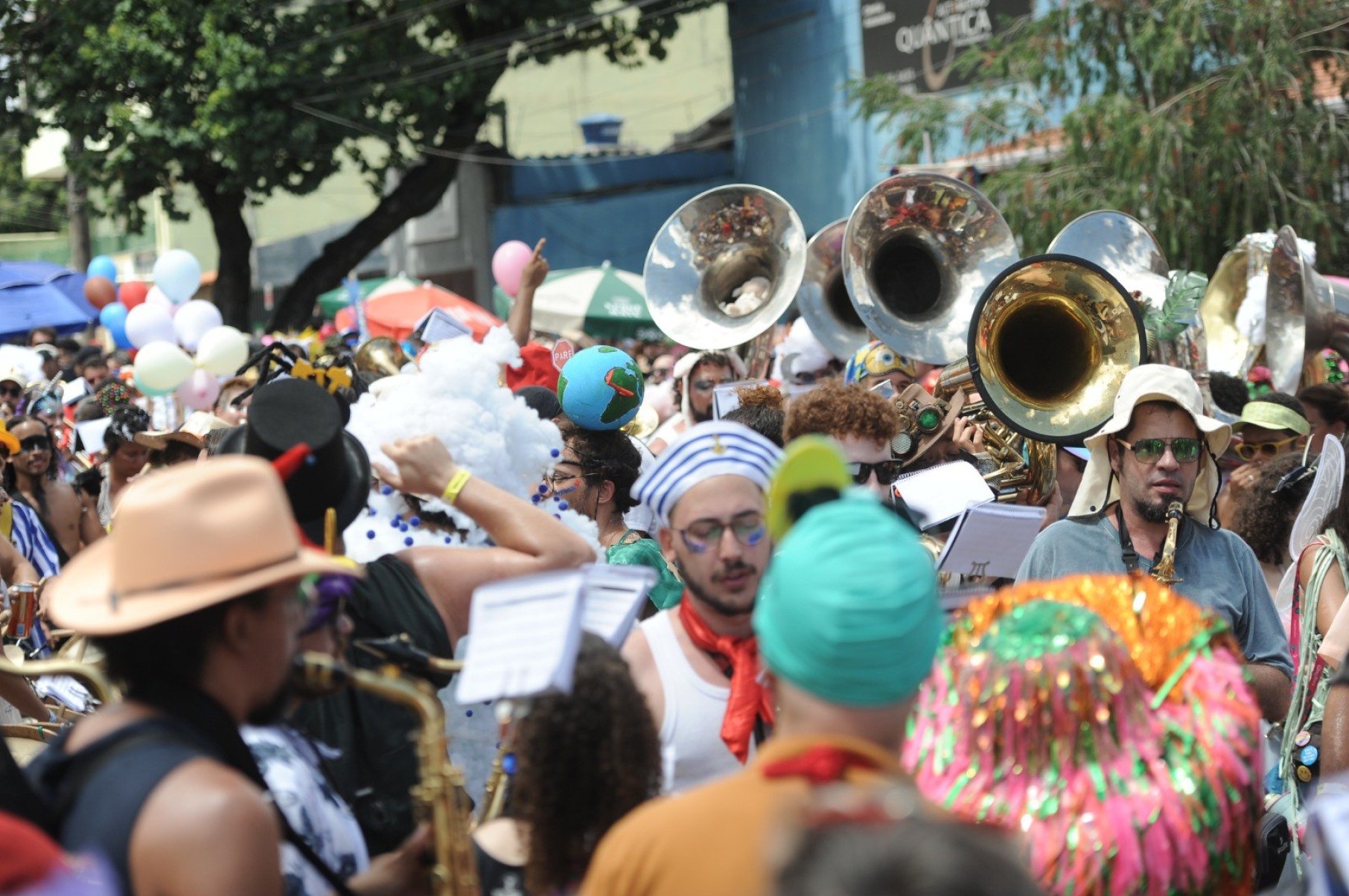 Desfile anima a segunda-feira da festa em BH