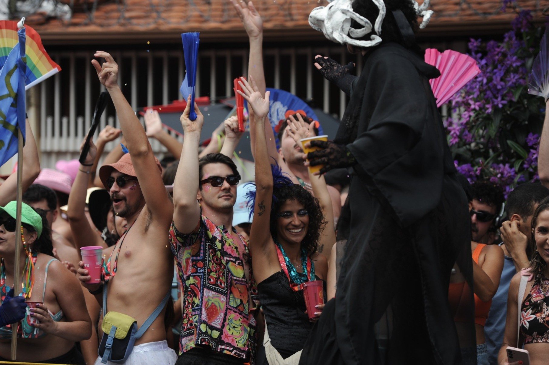 Desfile anima a segunda-feira da festa em BH
