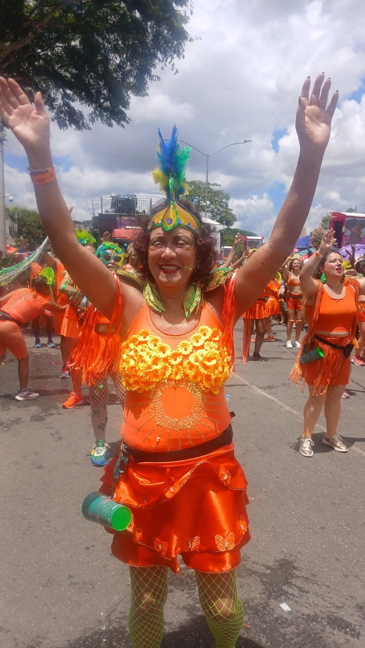 Em se d&eacute;cimo desfile, o bloco Havayanas Usadas arrastou uma multid&atilde;o de pessoas, muitas delas vestidas de alaranjado, cor oficial do bloco