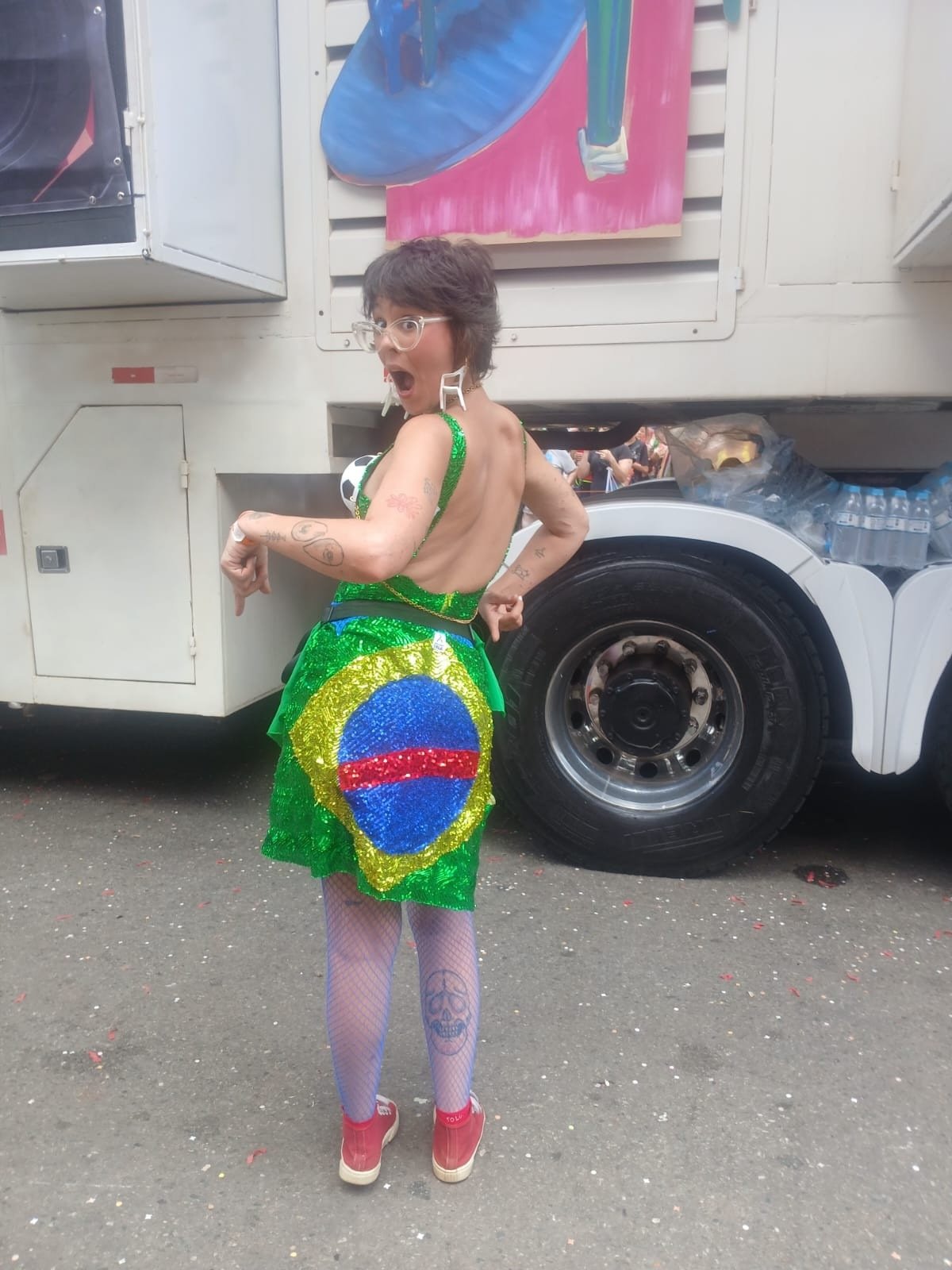 Foli&otilde;es homenageiam Brasil nesse d&eacute;cimo desfile