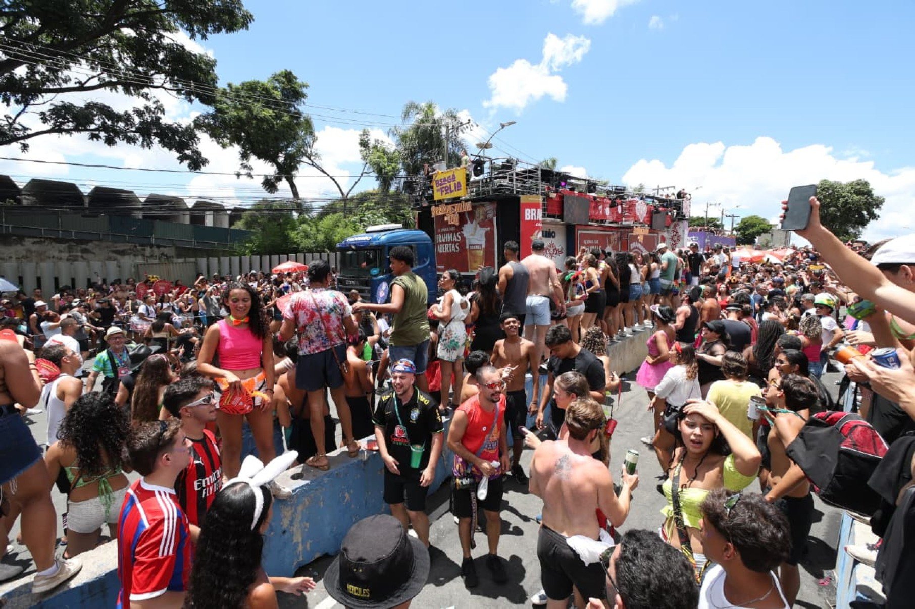 Tel&oacute; fez brincadeiras com p&uacute;blico entre uma m&uacute;sica e outra