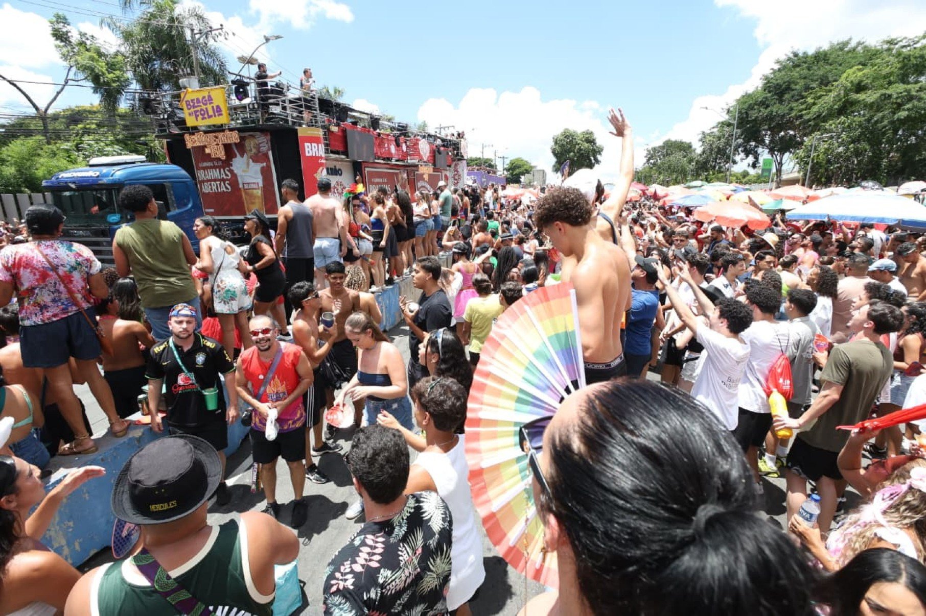 Público do bloco Sertanejinho do Teló, na Pampulha, em Belo Horizonte. 