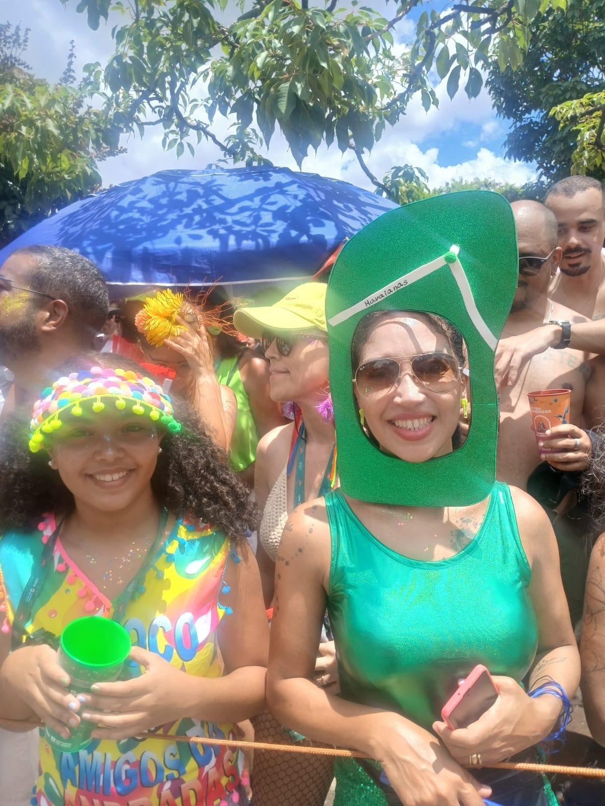 A cor verde foi muito usada pelos foliões nesta manhã