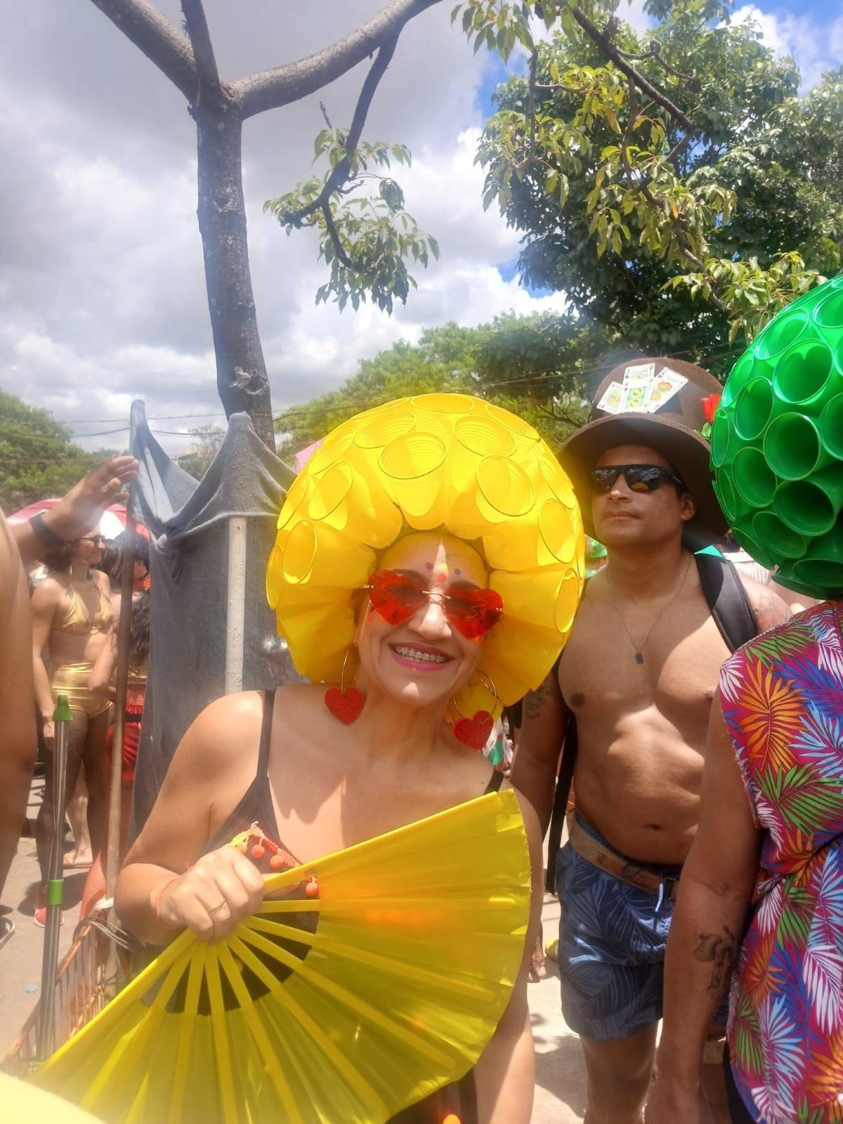 Foliões se fantasiaram com o verde e amarelo como homenagem ao desfile