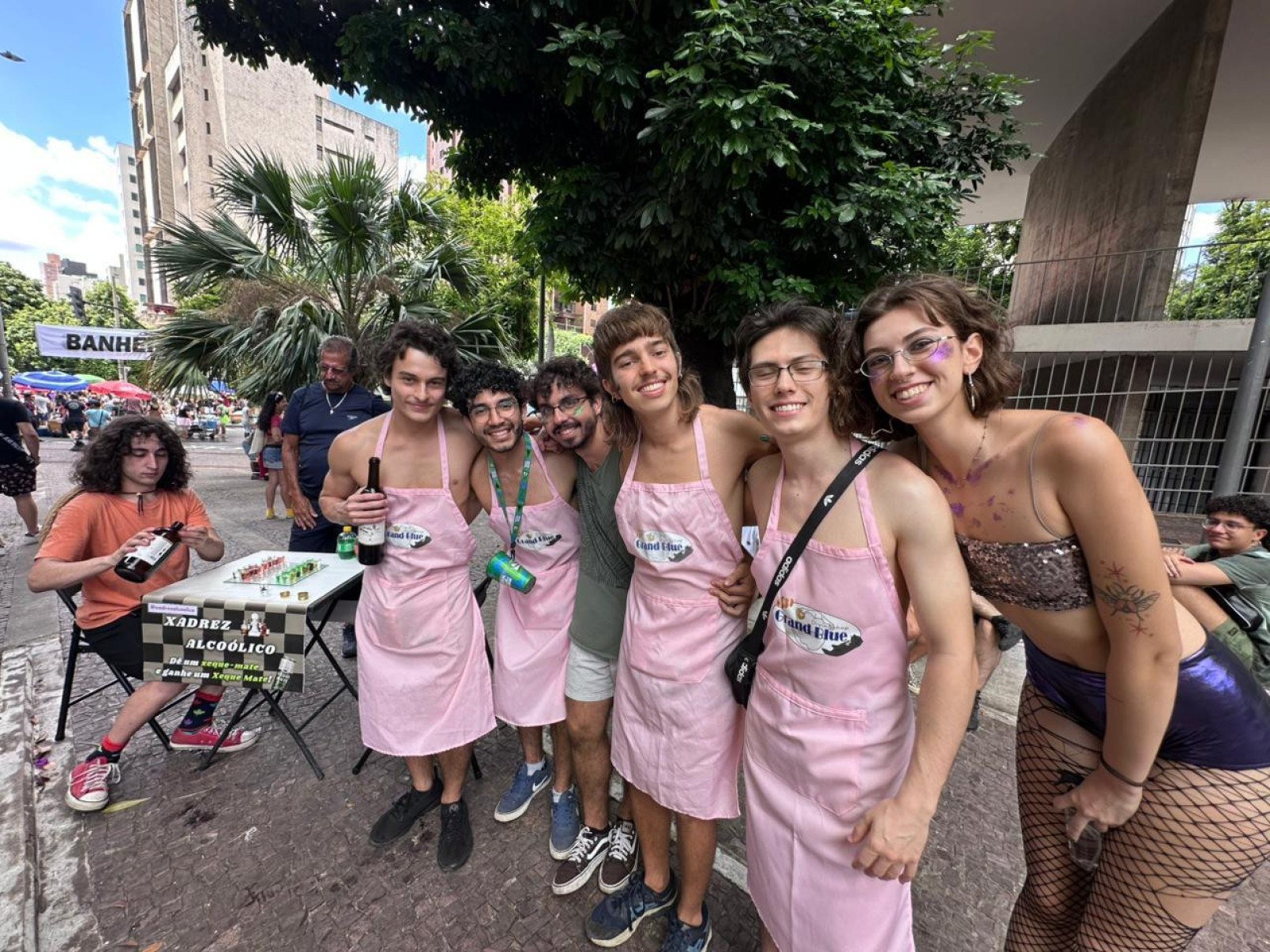 Amigos se juntam e levam xadrez alco&oacute;lico para o bloco do Xam&atilde; 