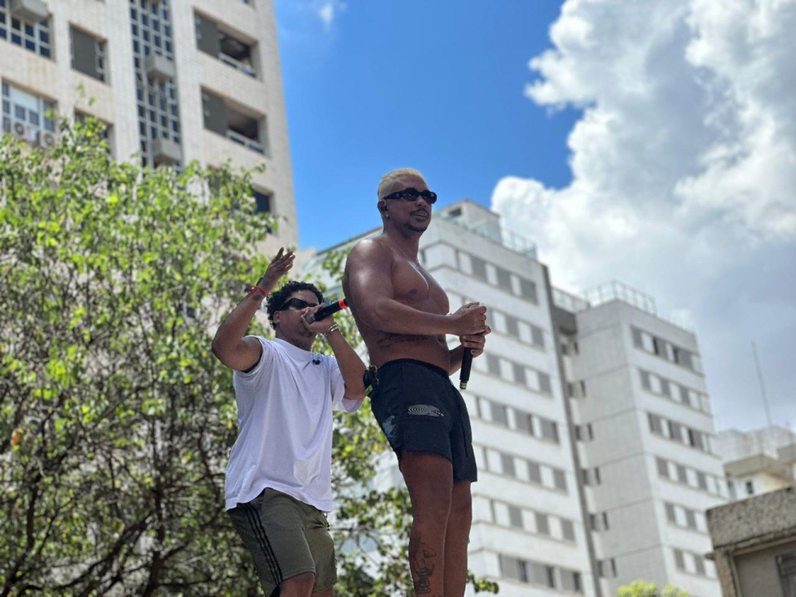 A dupla comandou uma multidão sob forte calor, com energia banhada em hip-hop