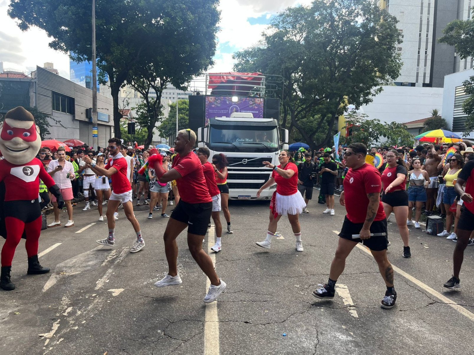 Mesmo com a demora, p&uacute;blico permaneceu no local e reagiu com entusiasmo ao in&iacute;cio do show.