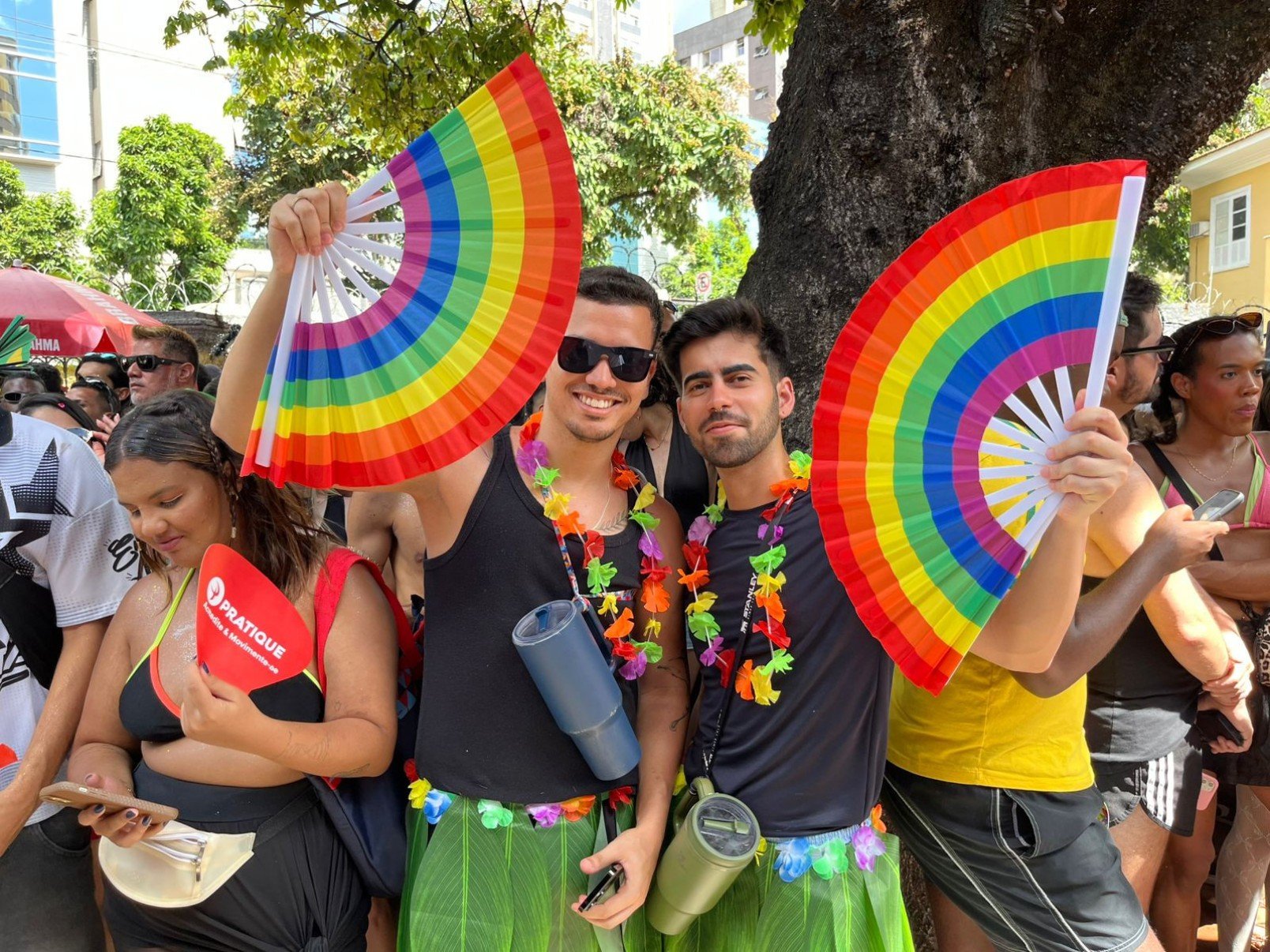 Foli&otilde;es aguardam Lu&iacute;sa Sonza e improvisam "show de leques" no Bloco dos G&ecirc;meos.