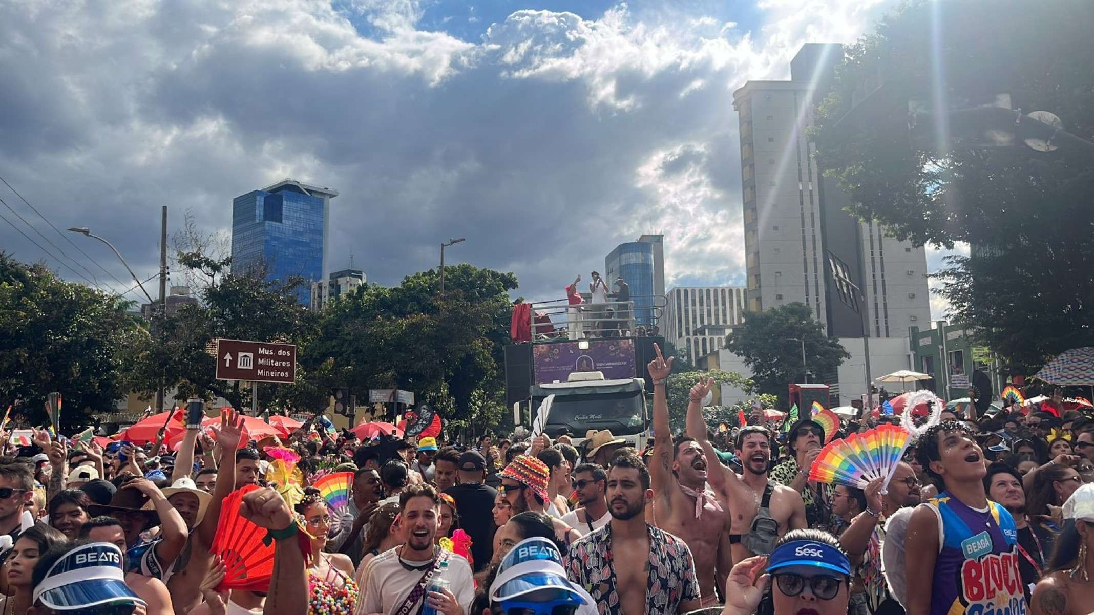 Bloco dos G&ecirc;meos re&uacute;ne artistas de diferentes estilos e tem como proposta valorizar diversidade e inclus&atilde;o no carnaval de Belo Horizonte.
