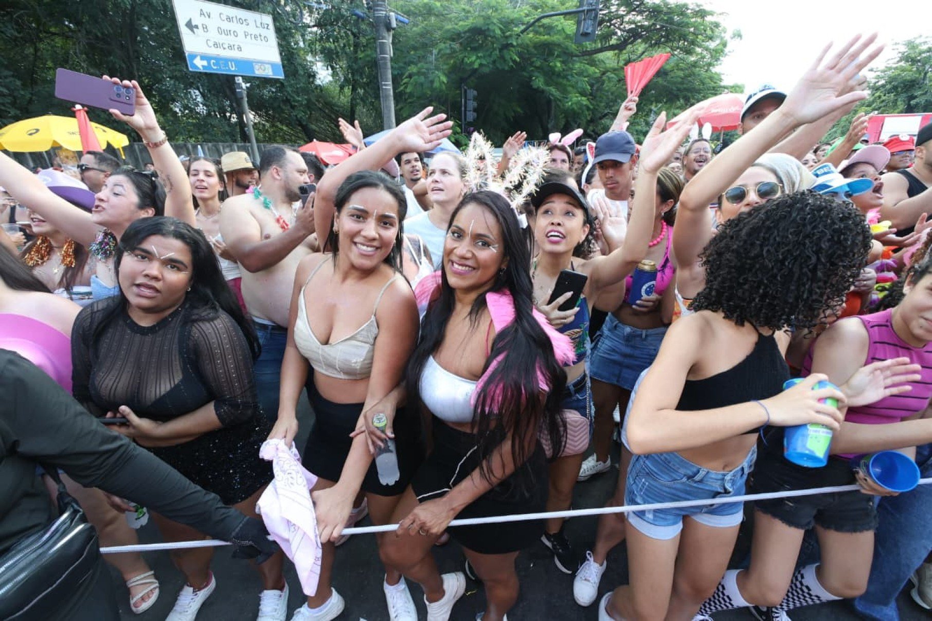 Desfile do trio el&eacute;trico iniciou por volta das 16h na Avenida Abrah&atilde;o Caram, na Pampulha. 