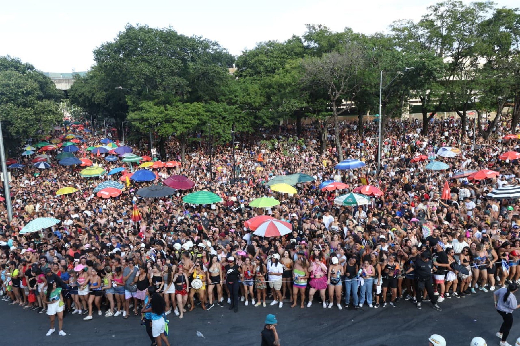 Trio do cantor Zé Felipe no carnaval de BH 2026 desfilou na Pampulha