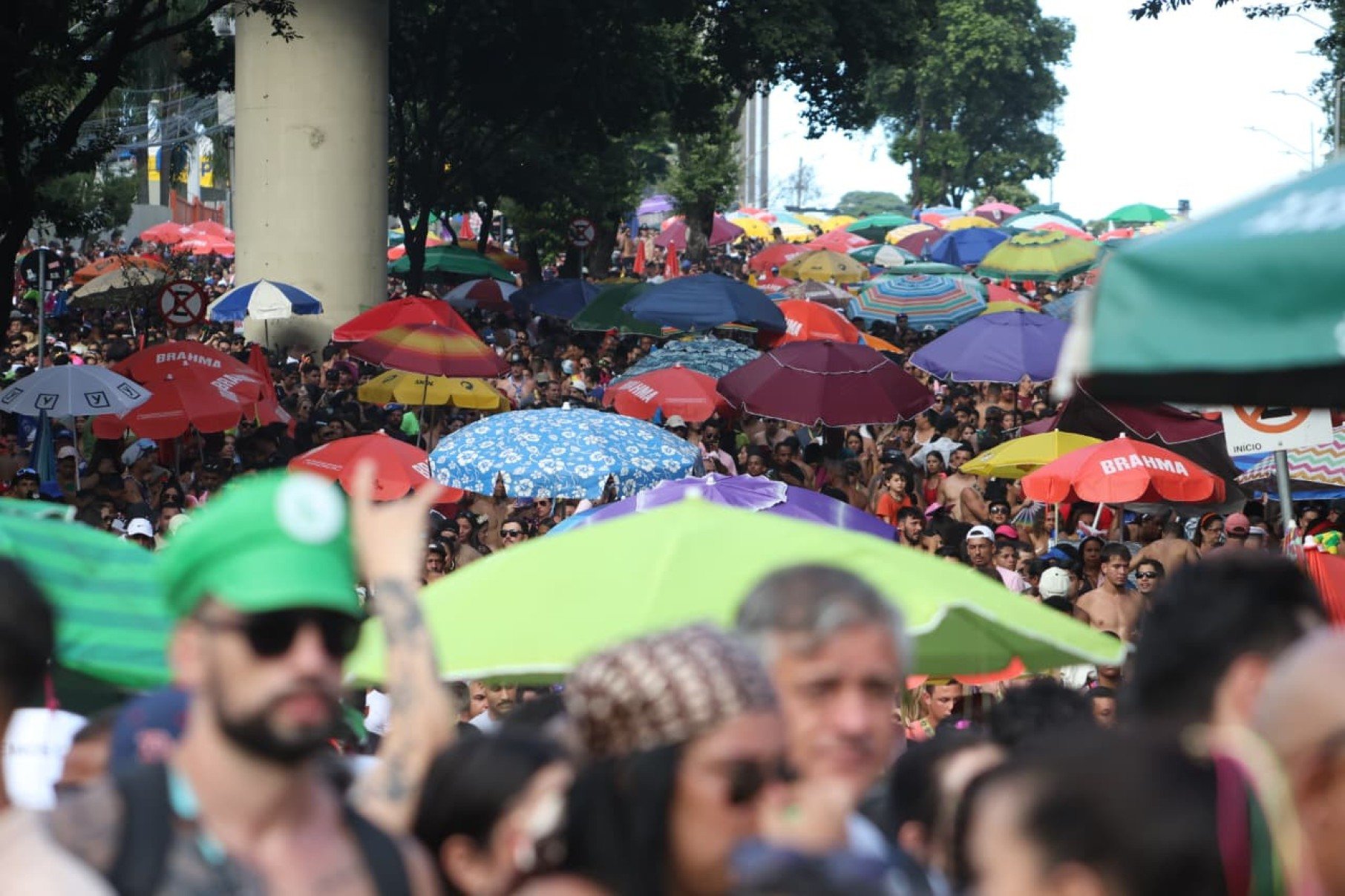 'Mar' de sombrinhas em tarde quente na capital mineira.
