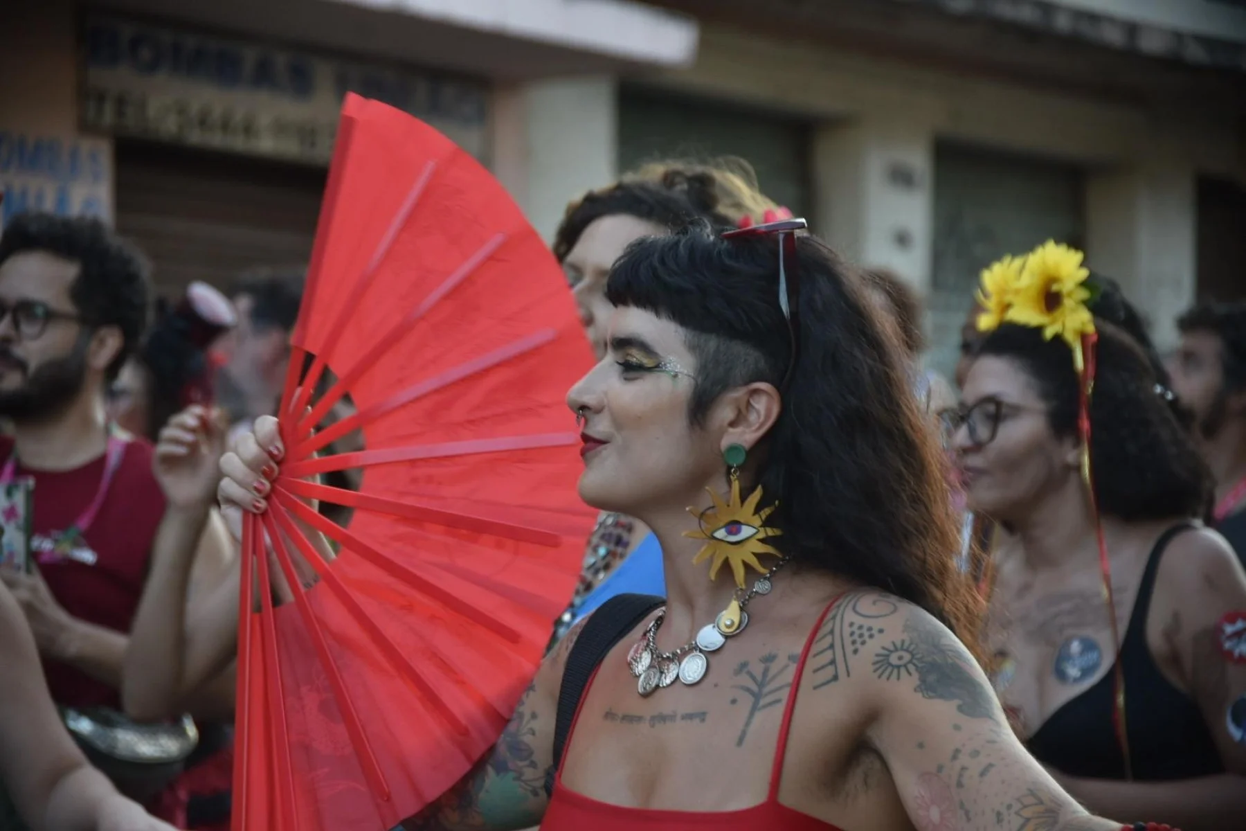 O Bloco Leão da Lagoinha tem tradição de homenagear os orixás. Em 2023, realizou homenagem para Zé Pelintra; em 2024, para Ogum; e em 2025, para Cosme e Damião