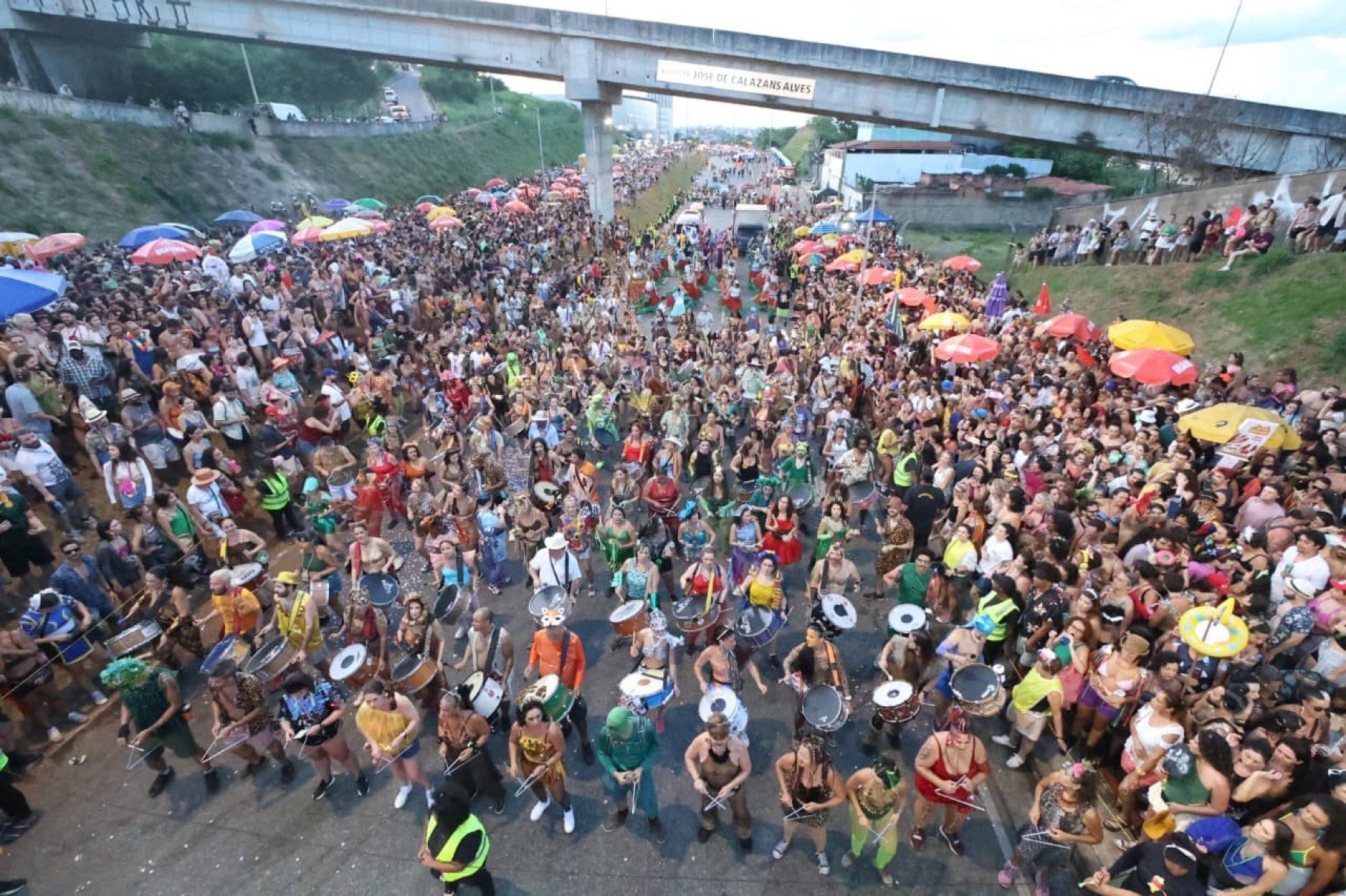 Multidão acompanhou cortejo nesta terça-feira (17/2)