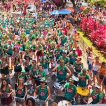 Morador usa mangueira de prédio e ajuda foliões com calor no Putz Grilla - Jair Amaral/EM/DA.Press