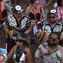 Bloco atrai multidão com sucessos dos anos 90 - Ramon Lisboa/EM/D.A.Press