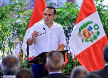 Foto divulgada pela Presidência do Peru, mostrando o presidente interino José Jeri discursando para ex-membros das Forças Armadas em Lima, em 16 de fevereiro de 2026. O Congresso peruano analisou, em 17 de fevereiro de 2026, a possibilidade de impeachment do presidente interino José Jeri, o sétimo chefe de Estado do país em 10 anos, acusado de contratar irregularmente diversas mulheres para seu governo. (Foto de JAIRO DIAZ / Presidência do Peru / AFP) -  (crédito:  AFP)