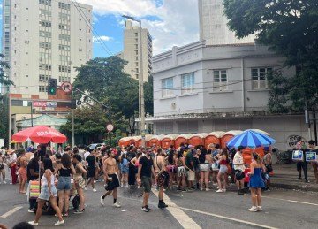 Longas filas s&atilde;o formadas em frente aos banheiros -  (crédito: Wellington Barbosa/EM/D.A Press)
