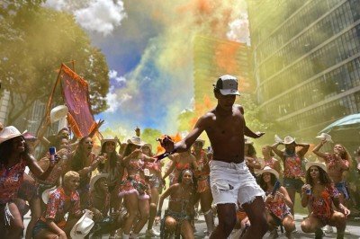 Ala do passinho foi destaque do bloco Funk You, realizado nesta terça-feira (17/2) -  (crédito: Quéren Hapuque/ EM/ D.A Press)