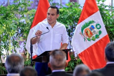 Foto divulgada pela Presidência do Peru, mostrando o presidente interino José Jeri discursando para ex-membros das Forças Armadas em Lima, em 16 de fevereiro de 2026. O Congresso peruano analisou, em 17 de fevereiro de 2026, a possibilidade de impeachment do presidente interino José Jeri, o sétimo chefe de Estado do país em 10 anos, acusado de contratar irregularmente diversas mulheres para seu governo. (Foto de JAIRO DIAZ / Presidência do Peru / AFP) -  (crédito:  AFP)