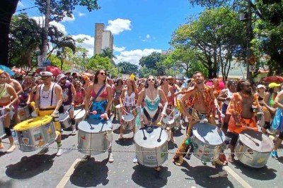 Foli&otilde;es curtem bloco Juventude Bronzeada em Belo Horizonte -  (crédito: Alessandra Mello)