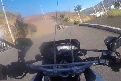 Policiais perseguem, cercam e interseptam jovem inabilitado, sem placa ou capacete que fuigiu de abordagem -  (crédito: PMMG/Reprodu&ccedil;&atilde;o)