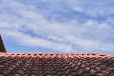 <p>Com o avanço do aquecimento urbano, soluções simples para reduzir o calor nas cidades têm ganhado espaço no debate sobre planejamento e saúde pública. Entre elas estão os telhados frios, coberturas pensadas para refletir mais luz solar e absorver menos calor.</p>
 -  (crédito: Freepik/ededchechine)