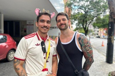 Arthur Gouveia e Bruno Ribeiro, turistas de Brasília, já pensam na próxima edição do carnaval de BH -  (crédito: Quéren Hapuque/EM/DA Press)