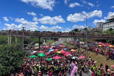 Truck do Desejo: foliões sobem em passarela para curtir bloco no carnaval de BH -  (crédito: Laura Scardua/EM/D.A Press)