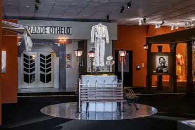 O terno prata usado pelo ator em 'Carnaval Atlântida', de José Carlos Burle e Carlos Manga, é um dos 160 itens que repassam sua trajetória em exposição que segue até março -  (crédito: Jéssica Mangaba/Divulgação)